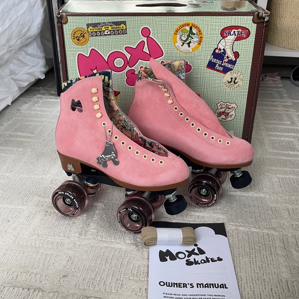 Moxi Lilly Strawberry Skates (BNWB) size 6